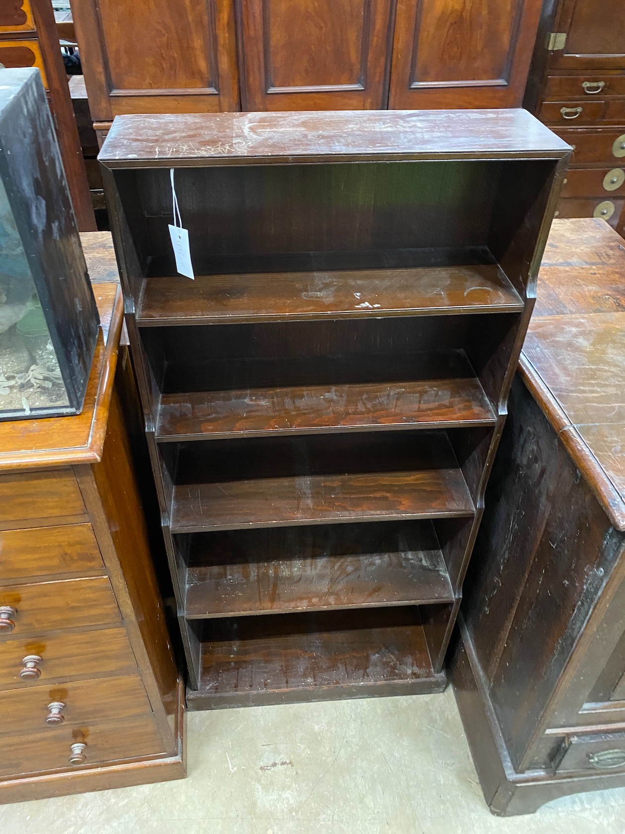 An Edwardian mahogany graduated open bookcase width 61cm, depth 26cm, height 132cm.